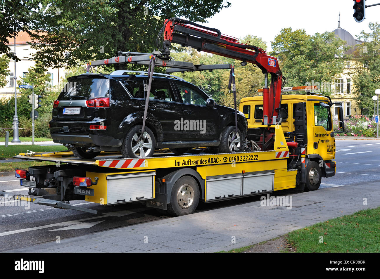 Auto Geschleppt Auf Flachbettabschleppwagen Mit Haken Und Kette Stockfoto -  Bild von mühe, auto: 103243472