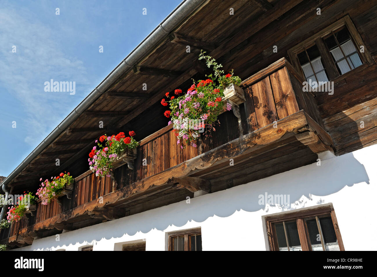 Balkon mit duftenden Geranien (Pelargonium), Bernoeder Hof Bauernhof