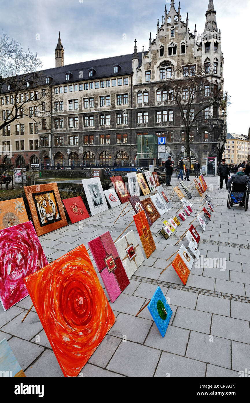 Bürgersteig-Verkauf von Bildern auf dem Marienhof Platz hinter dem neuen Rathaus, München, Bayern, Deutschland, Europa Stockfoto