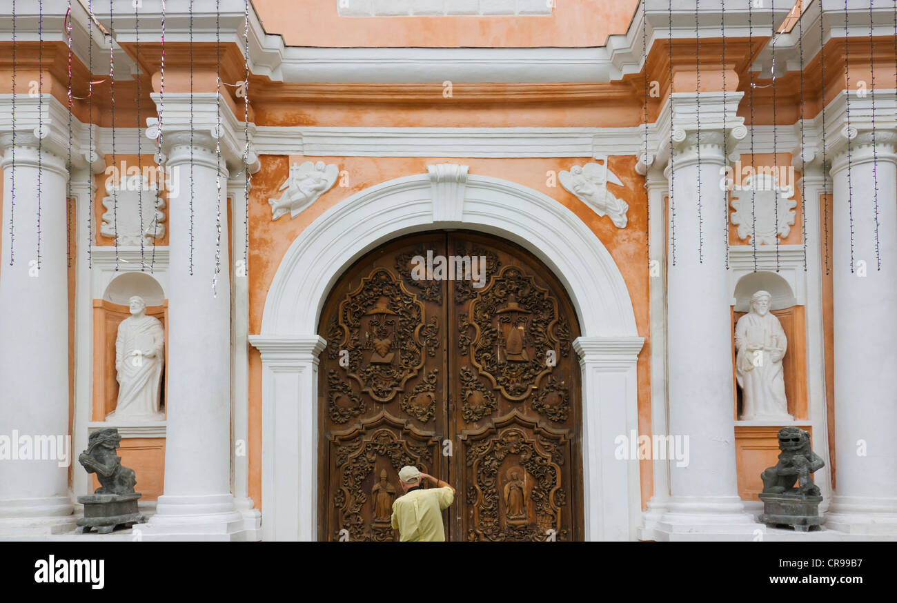 Touristen fotografieren die kunstvoll geschnitzte hölzernen Tür am Eingang zur Kathedrale von Manila, Manila, Philippinen Stockfoto