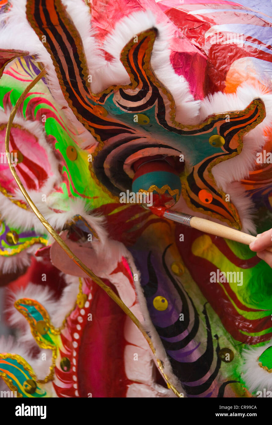 Mittels Pinsel um zu malen Drachenaugen feiert Chinesisches Neujahr in China Town, Manila, Philippinen Stockfoto