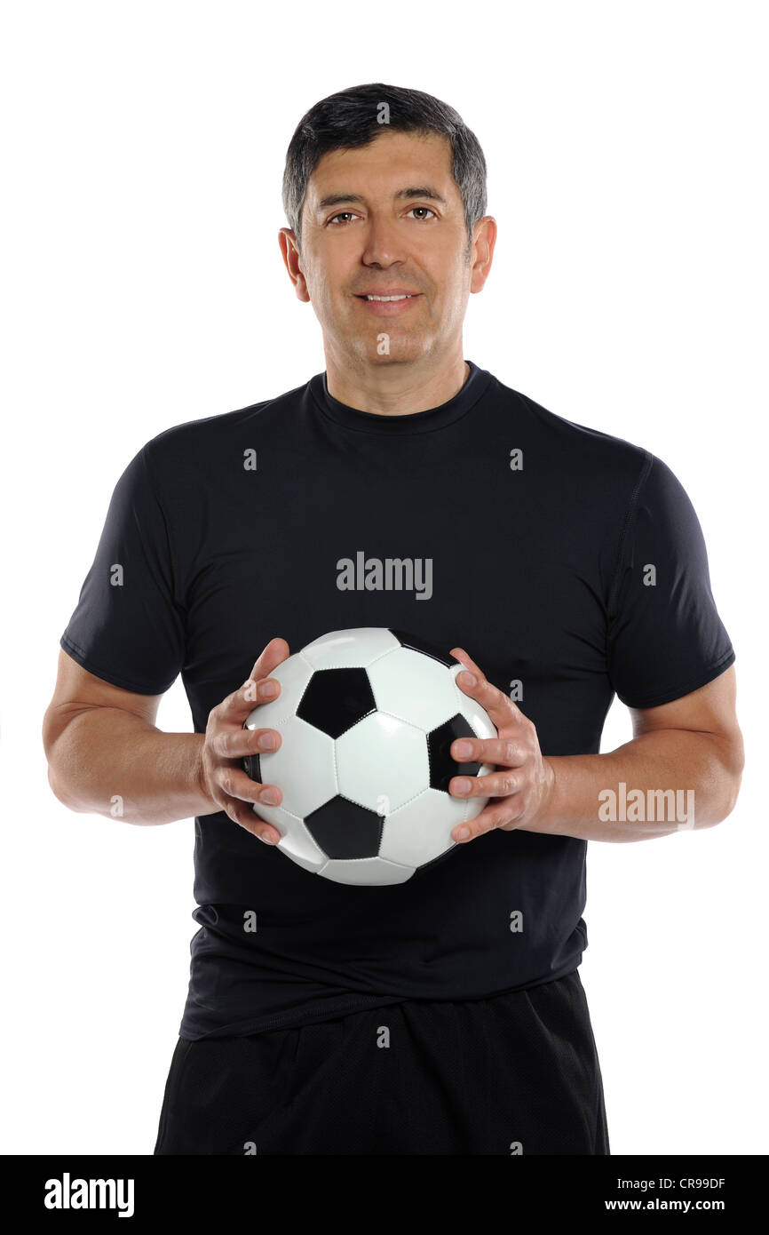 Reifer Hispanic Mann halten Fußball (Fußball) isoliert auf weißem Hintergrund Stockfoto