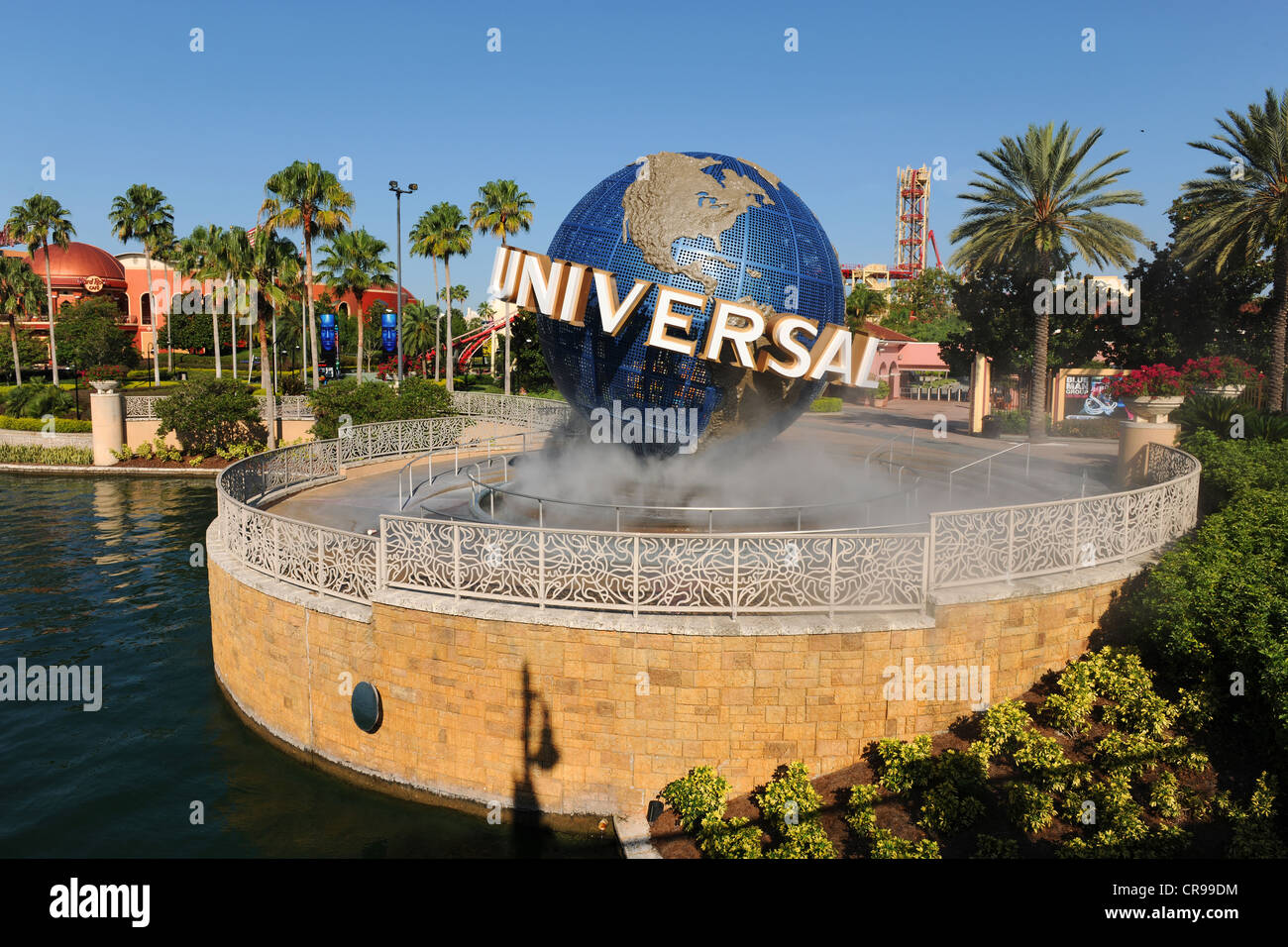 ORLANDO, FLORIDA - 4. Juni 2012: Universal Studios Theme Parkeingang mit Globus und Zeichen Stockfoto