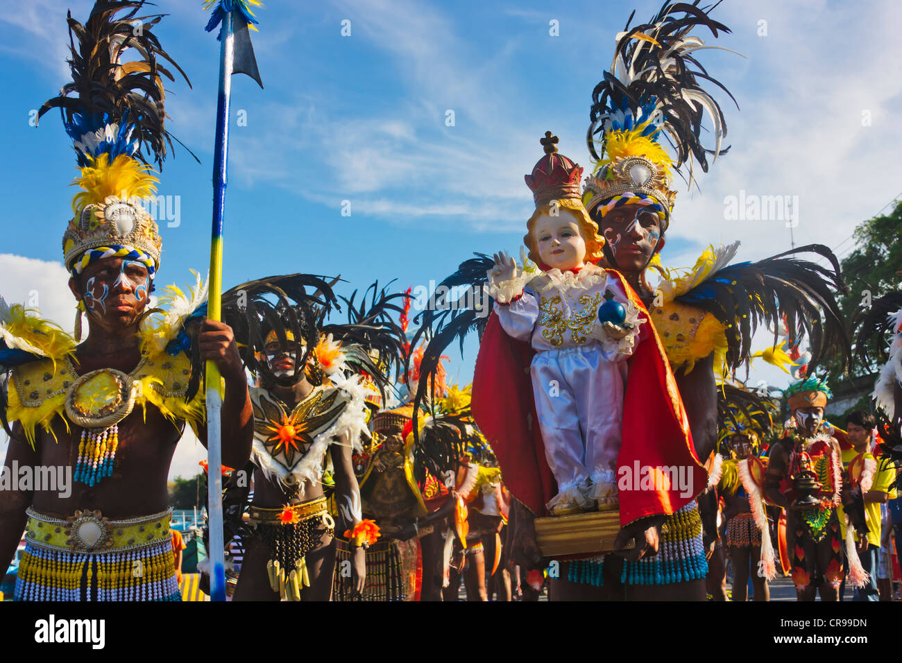 Performer mit Skulptur von Santo Nino Dinagyang Festival, Stadt von Iloilo, Philippinen Stockfoto