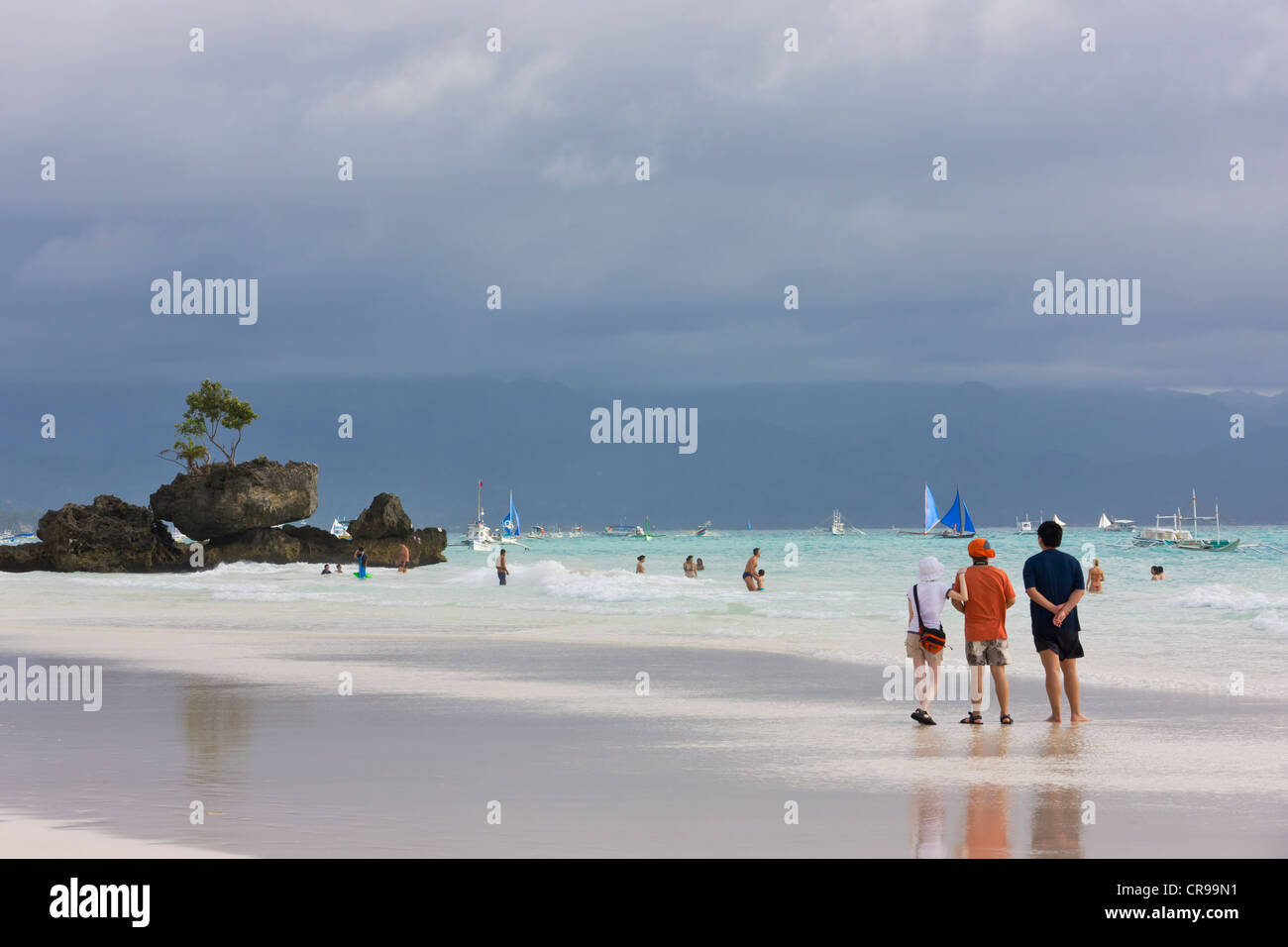 Strand, Menschen flanieren an den Strand, Boracay Island, Provinz Aklan, Philippinen Stockfoto