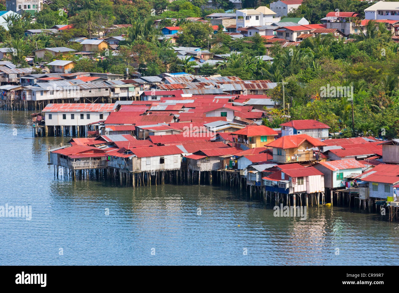 Luftaufnahme der Häuser auf Stelzen entlang der Uferpromenade, Cebu City, Philippinen Stockfoto
