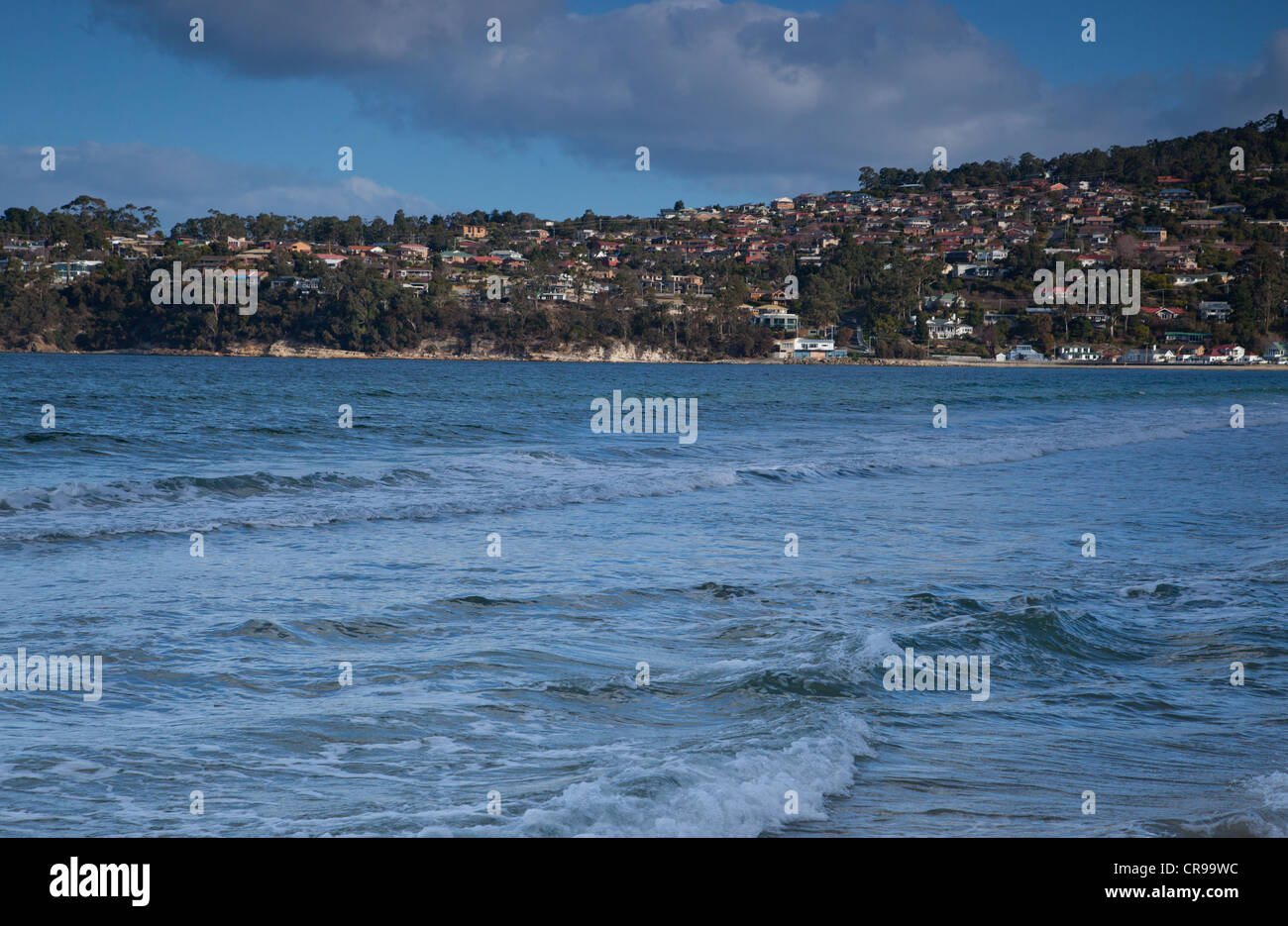 Seelandschaft und menschliche Siedlungen gegen bewölktem Himmel, Battery Point, Hobart, Tasmanien, Australien Stockfoto
