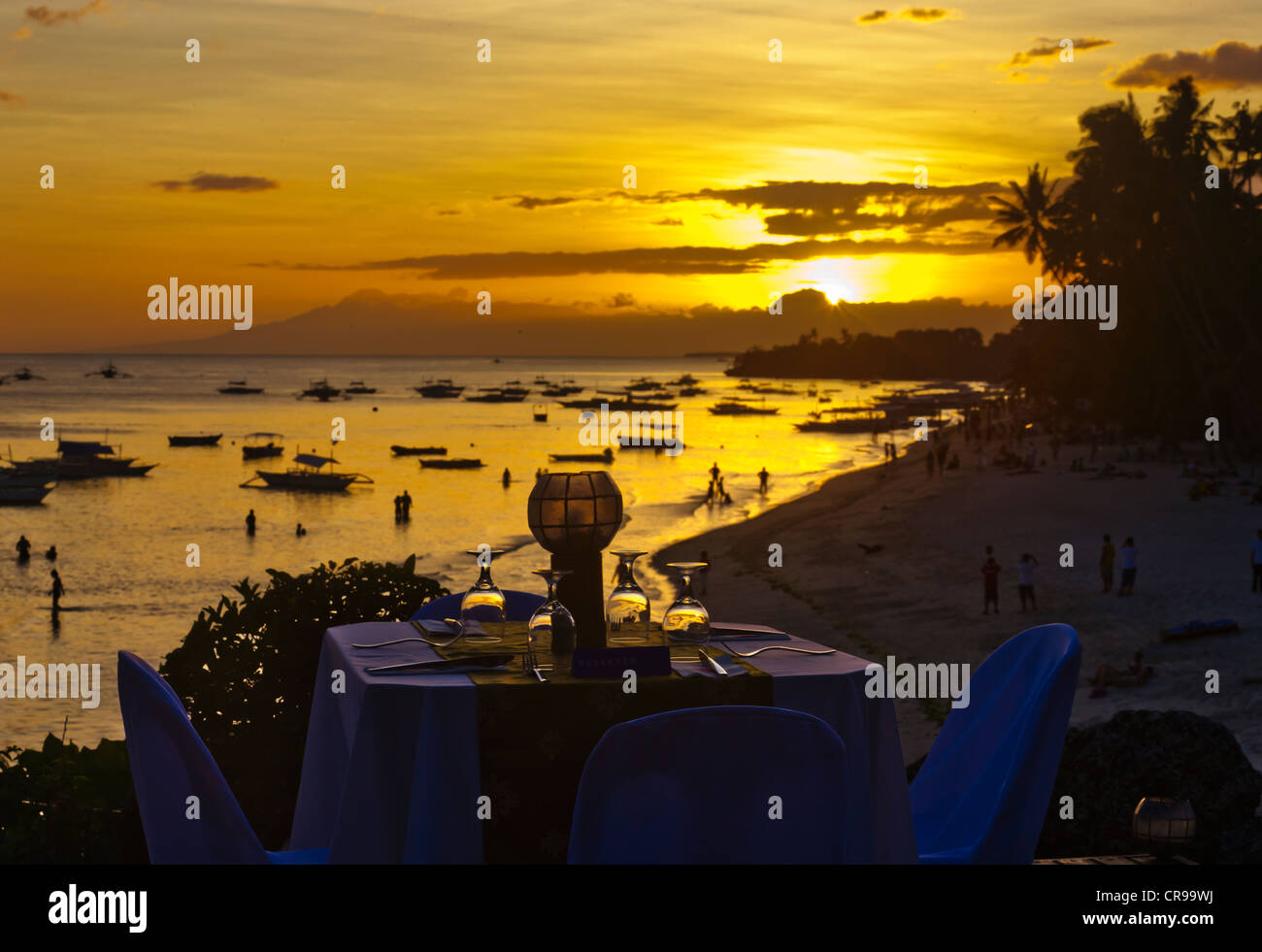 Esstisch am Strand, Insel Bohol, Philippinen Stockfoto
