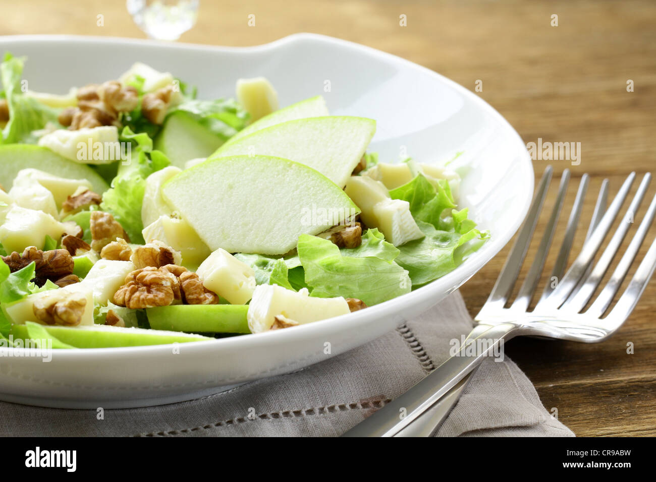 Salat mit Äpfeln, Nüssen und Käse Stockfoto