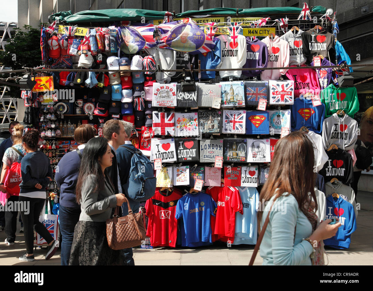 Ein Stall mit Souvenirs in Westminster, London, England, UK Stockfoto