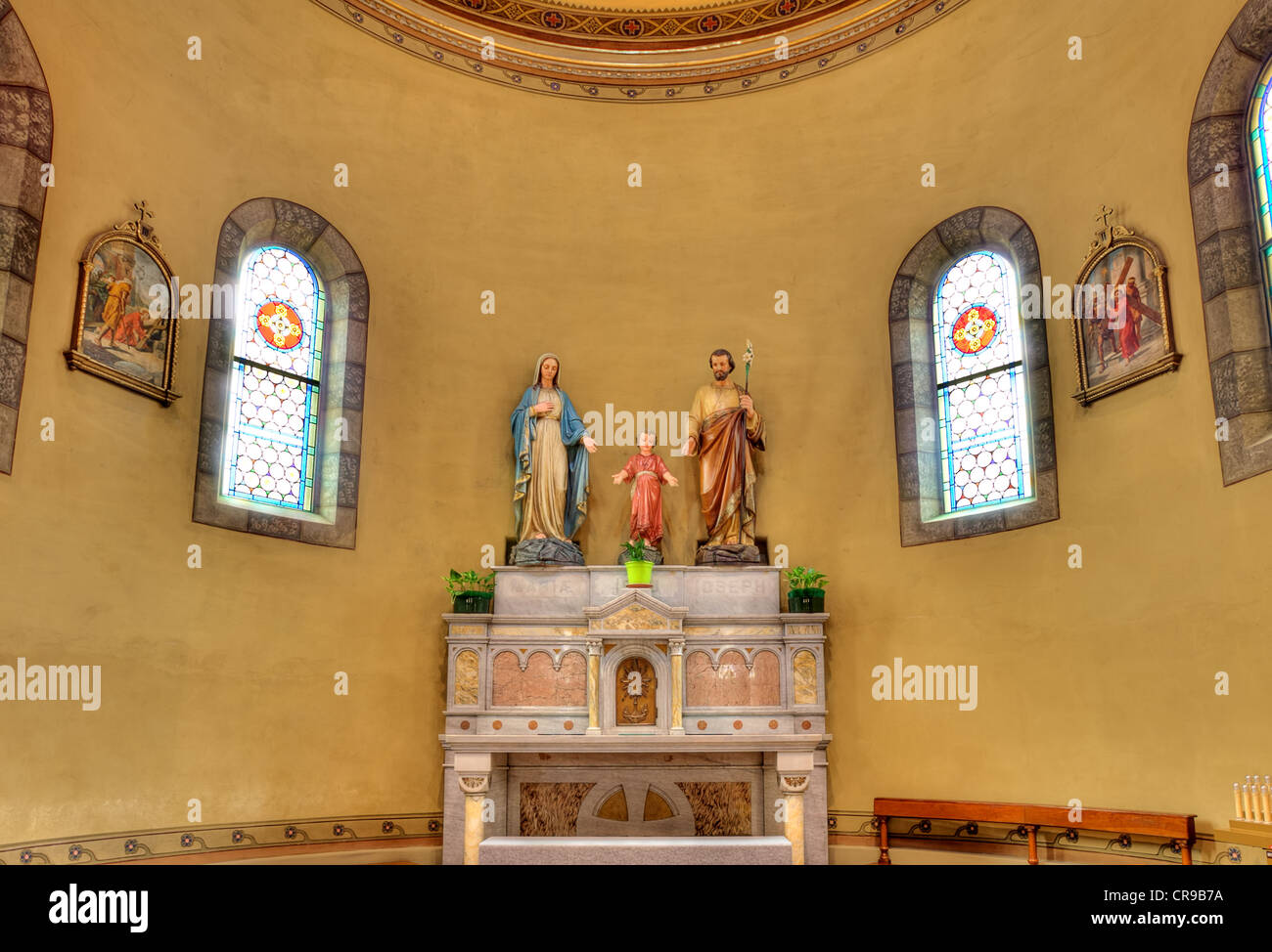 Statuen von Jesus, Mary und Joseph am Altar im Inneren der katholischen Kirche in Alba, Italien. Stockfoto