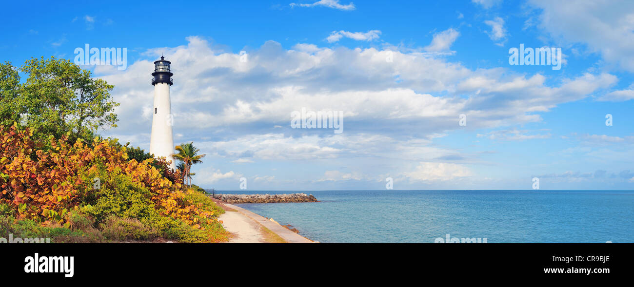Leuchtturm Cape Florida Light mit Atlantik und Palme am Strand von Miami mit blauen Himmel und Wolken. Stockfoto