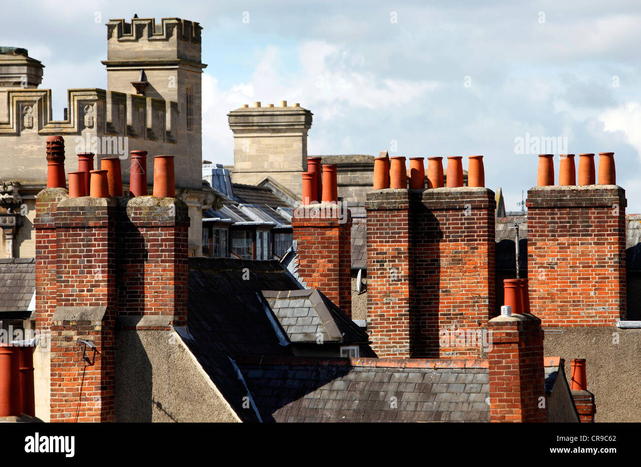 Typische Schornsteine auf den Dächern der Häuser in Oxford, Oxfordshire, Vereinigtes Königreich, Europa Stockfoto