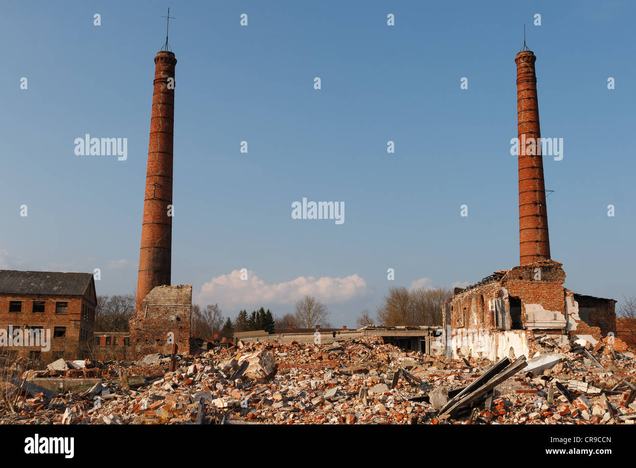 verlassene Fabrik mit zwei Schornsteinen Stockfoto
