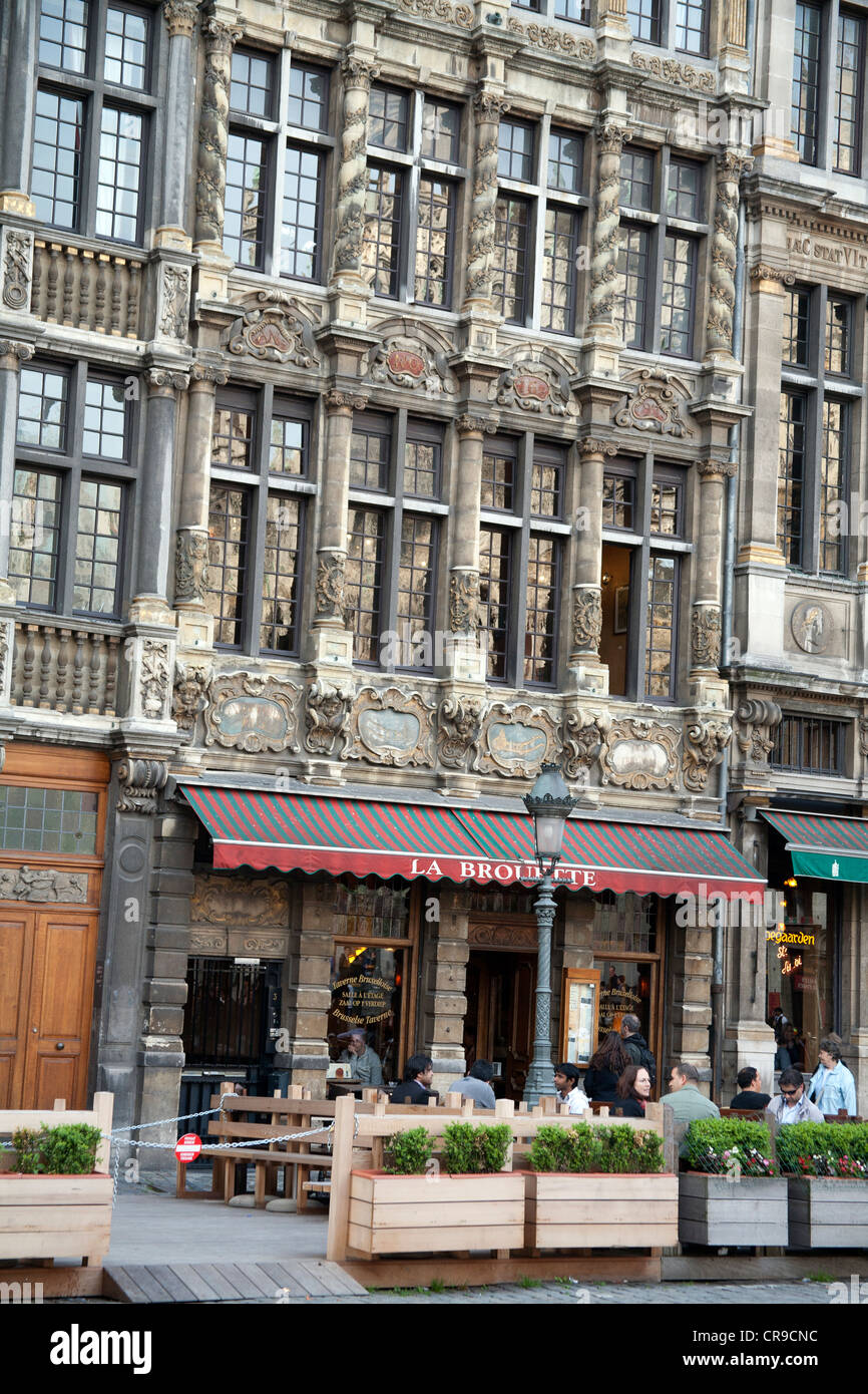 Die Fassaden der mittelalterlichen Zunfthäuser - jetzt Cafés - auf dem Grand Place oder Grote Markt Brüssel Belgien Stockfoto