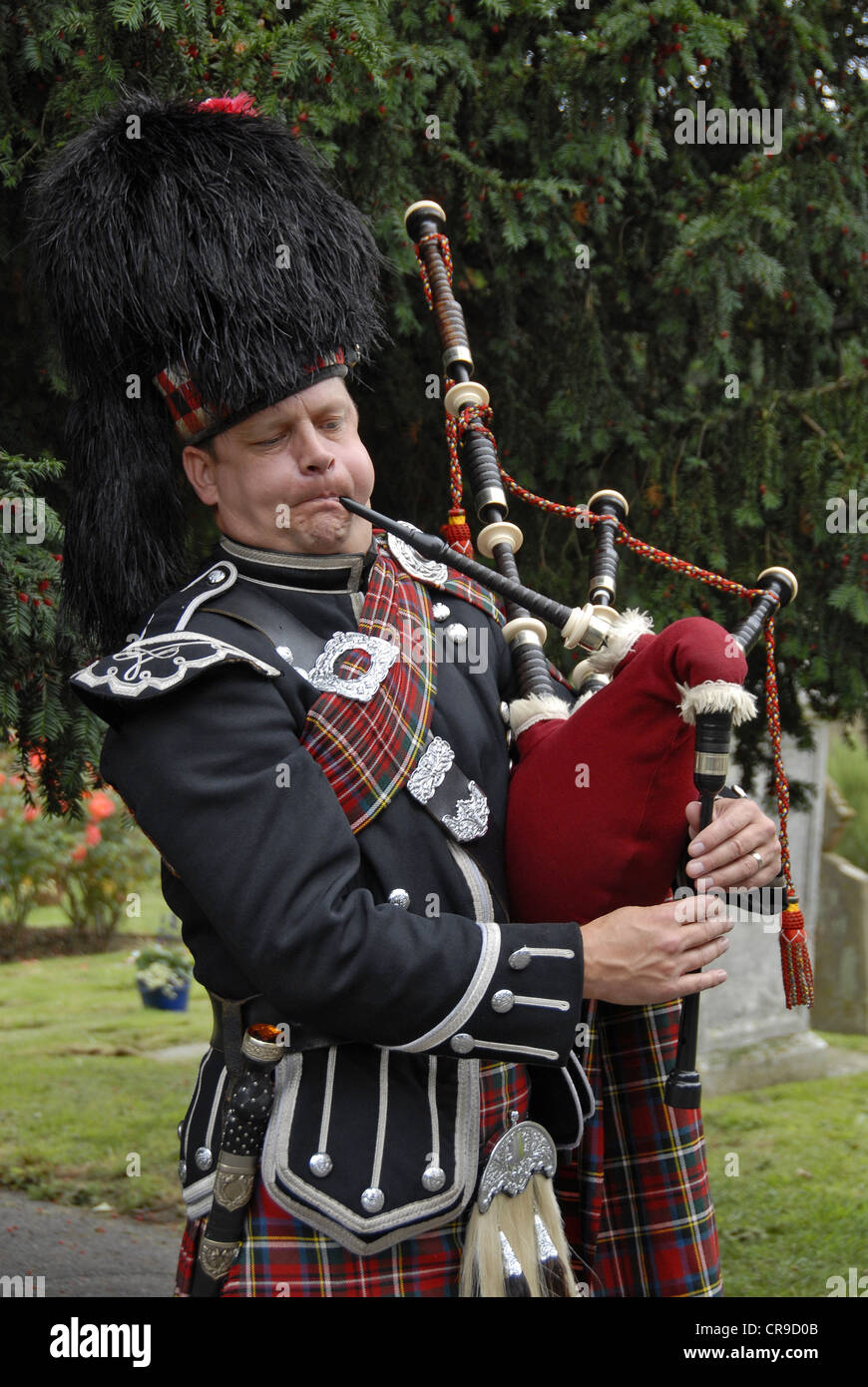 Highland Piper in traditioneller Tracht Dudelsack bei Hochzeit Stockfoto