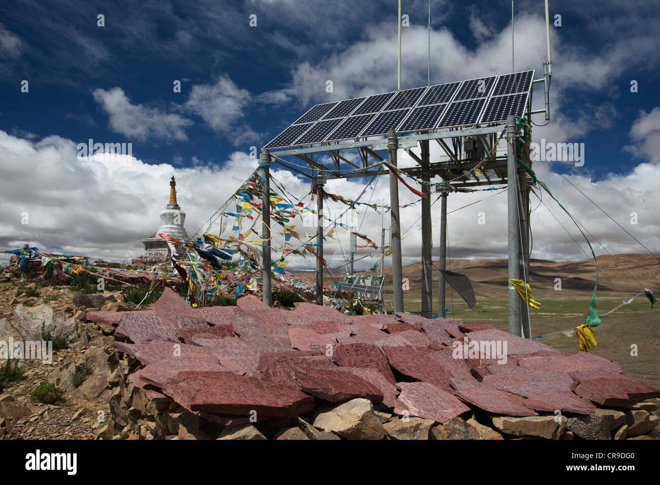 Eine kommerzielle China Mobile Solarzelle-Turm. Sonnenkollektoren die Energie für die Übertragung von Radiowellen zur Verfügung zu stellen. Stockfoto