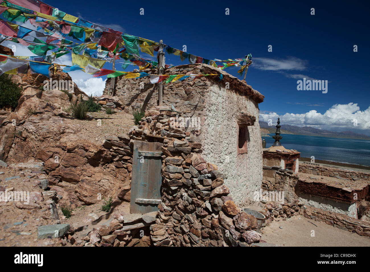 Blick auf Lake Manasarovar aus Chiu Kloster. Ein kleiner buddhistischer Tempel und Klostergebäude am Hang. Stockfoto