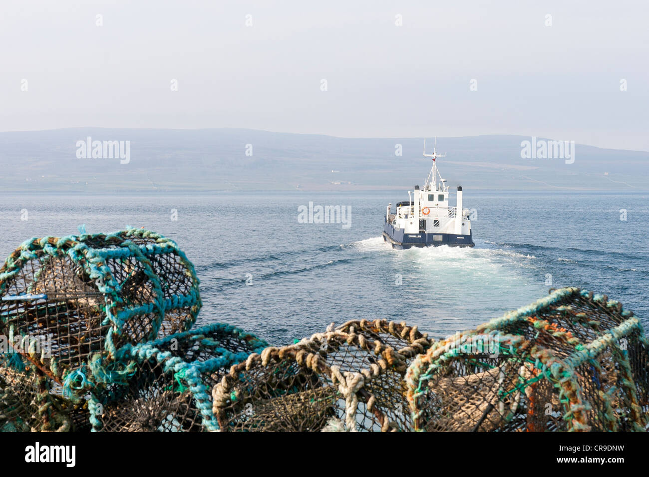 Tingwall Hafen mit einem abfahrenden Fähre - Orkney Inseln, Schottland Stockfoto