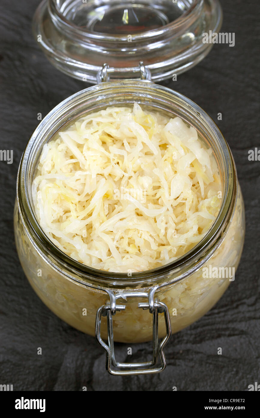 Sauerkraut im Glas Vorratsgefäß Stockfoto