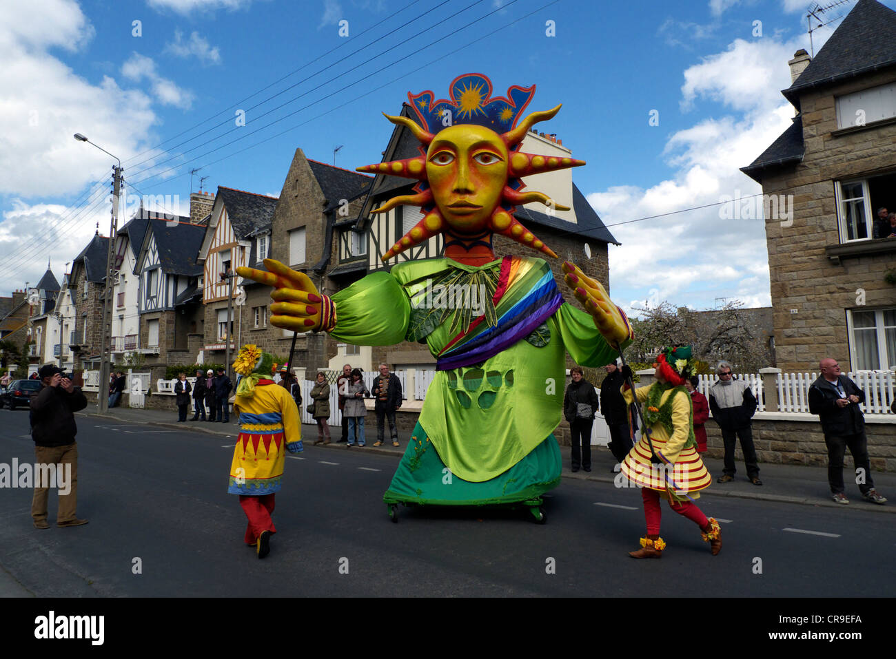 Madame Sirene Carnaval führt des zweite jährlichen St Malo Karnevals, Frankreich. Stockfoto