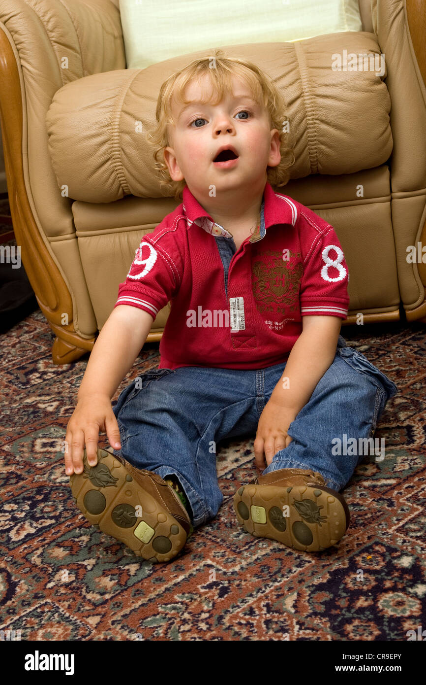 Kleinkind posiert drinnen spielen Stockfoto