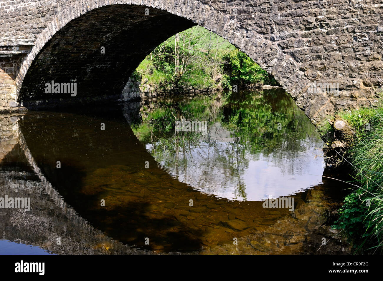 Das 18. Jahrhundert Barth Brücke überspannt den Fluss Dee in Dentdale, Cumbria, England Stockfoto