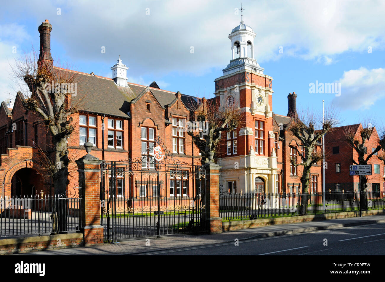 Tore & Front von Brentwood School main Backsteingebäude private unabhängige Tag & Internat Ausbildung mit Uhrturm in Brentwood, Essex England Stockfoto