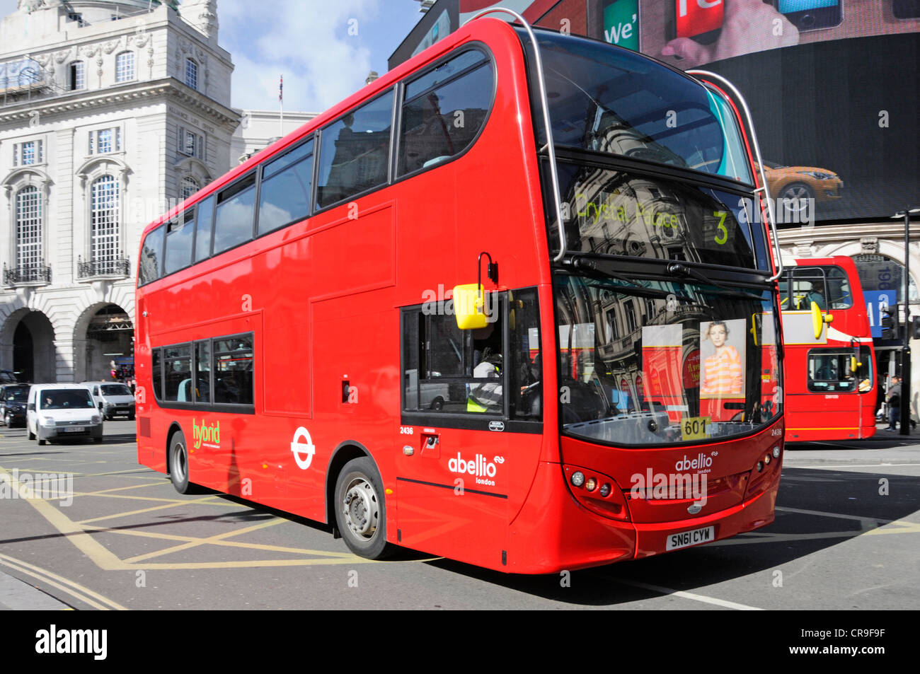 Hybrid London Bus durch Abellio Unternehmen durch die Nederlandse Spoorwegen überqueren, Ausfahrt am Piccadilly Circus West End London England UK gehörenden Stockfoto