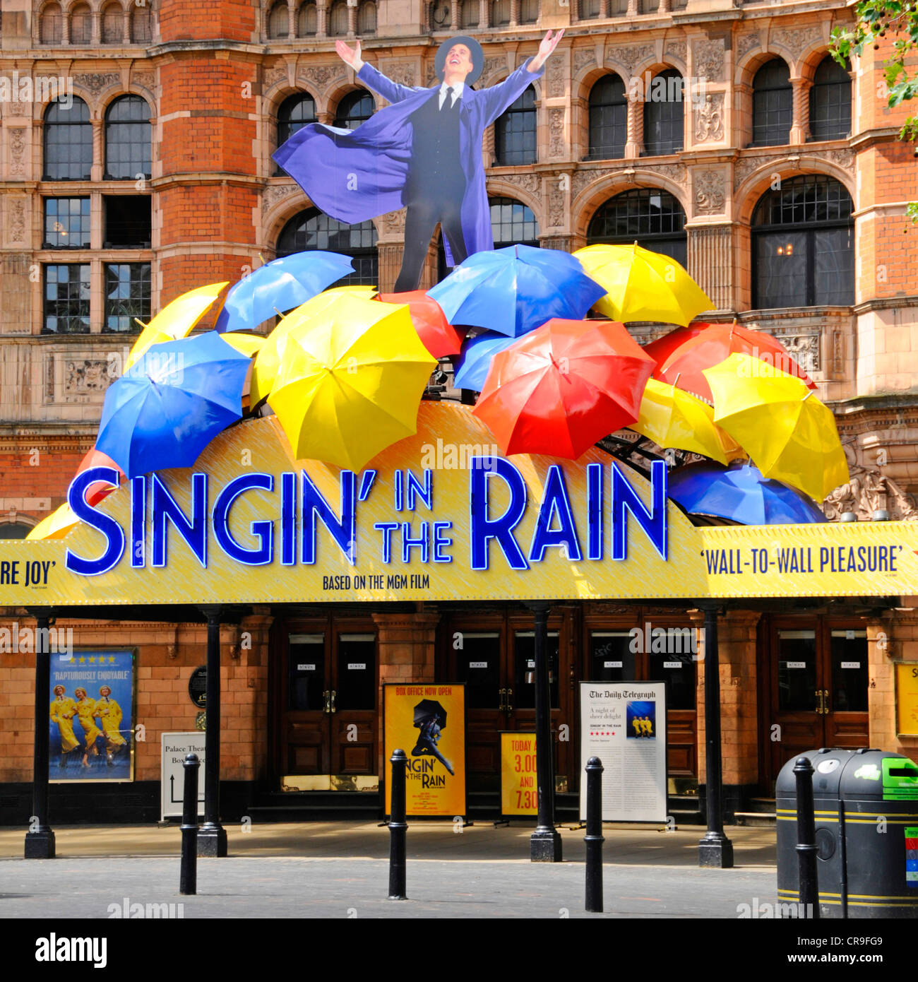 Melden Sie für Singin im Regen an der Außenseite des Palace Theatre Stockfoto
