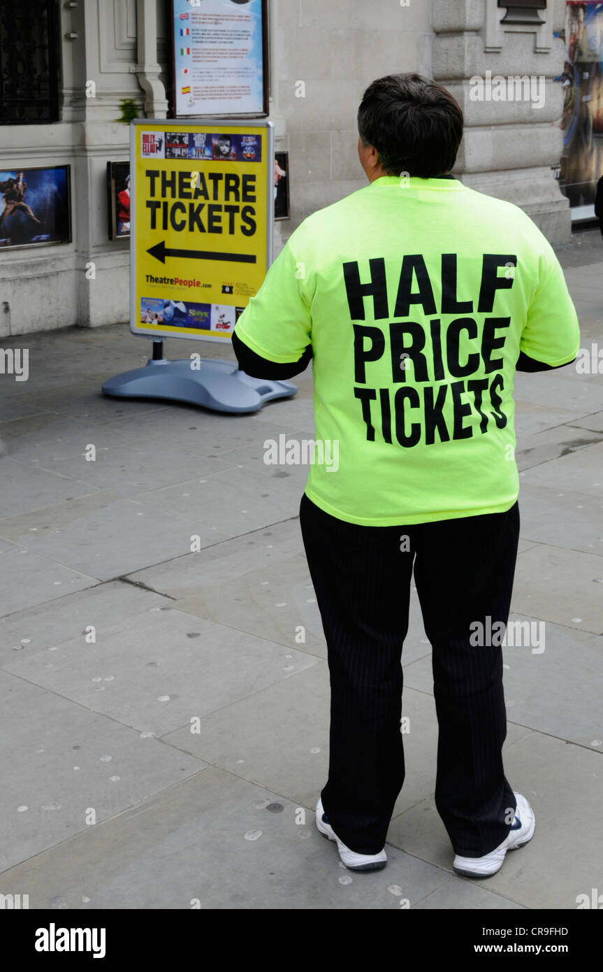 Mann trägt fluoreszierende Top Förderung der halbe Preis Theaterkarten an benachbarten Kiosk erhältlich Stockfoto