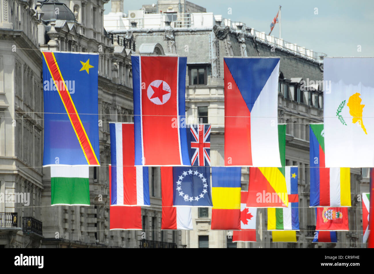 Street Scene Auswahl an farbenfrohen Nationalflaggen von 206 Ländern in der Olympischen Spiele 2012 in London konkurrieren angezeigt oben Regent Street Einkaufsviertel Stockfoto