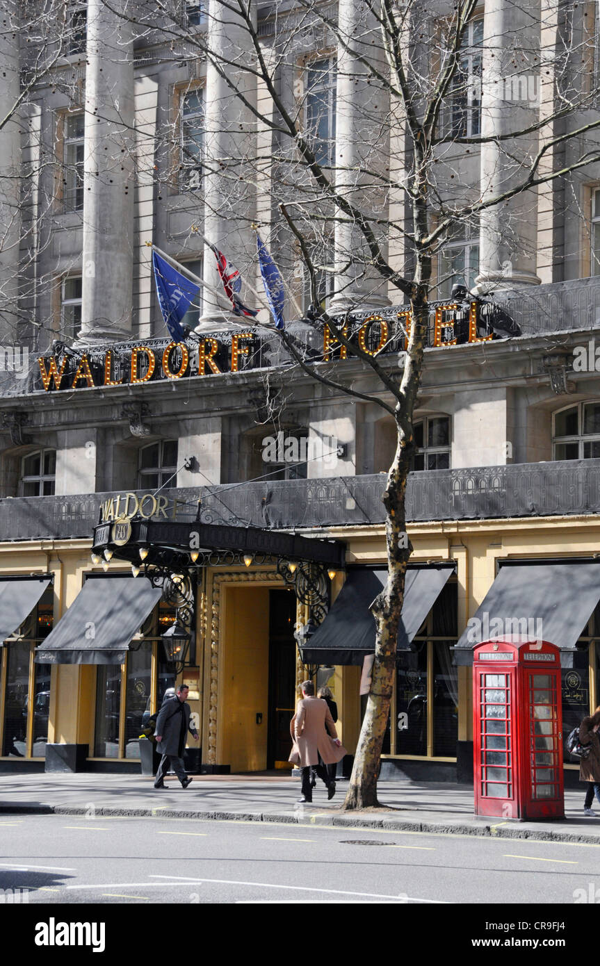 Eingang Vordach und Zeichen auf dem historischen Waldorf Hilton Hotel in London im Winter bei Aldwych London England Großbritannien Stockfoto