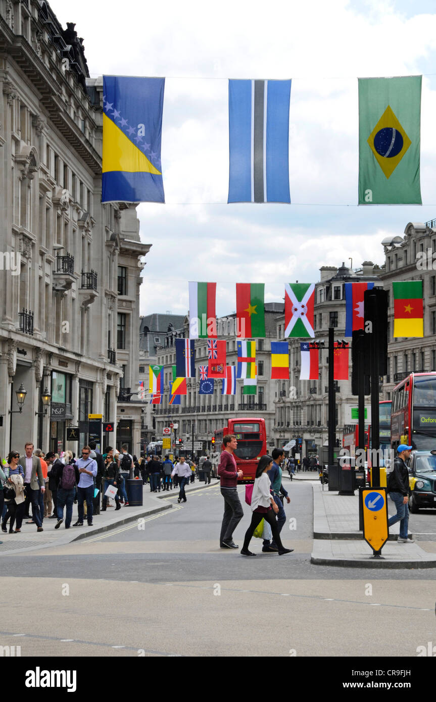 London Street Scene Auswahl von Nationalflaggen aus 206 Ländern, die an den Olympischen Spielen 2012 in London teilnehmen, über dem Einkaufsviertel Regent Street England Großbritannien Stockfoto