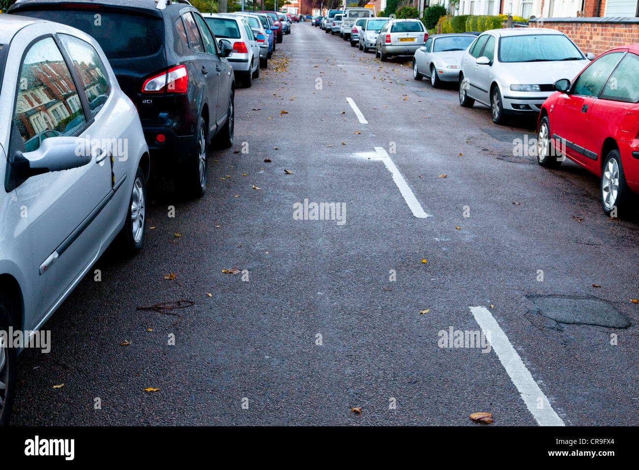 Parkplätze an der Straße. Autos auf beiden Seiten der Straße geparkt, West Bridgford, Nottinghamshire, England, Großbritannien Stockfoto