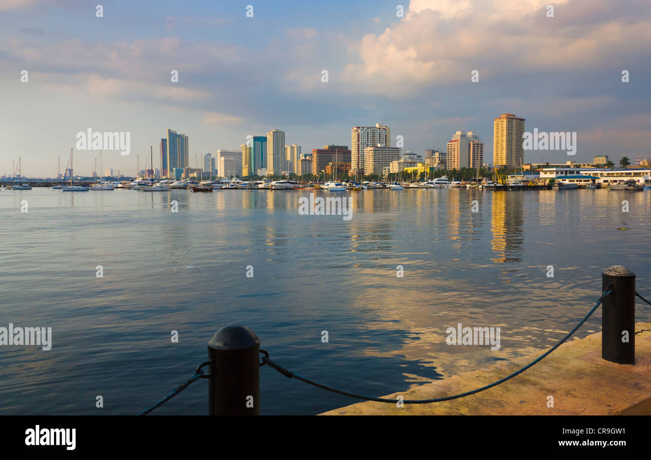 Hoch erhebt sich entlang der Küste, die Bucht von Manila, Manila, Philippinen Stockfoto