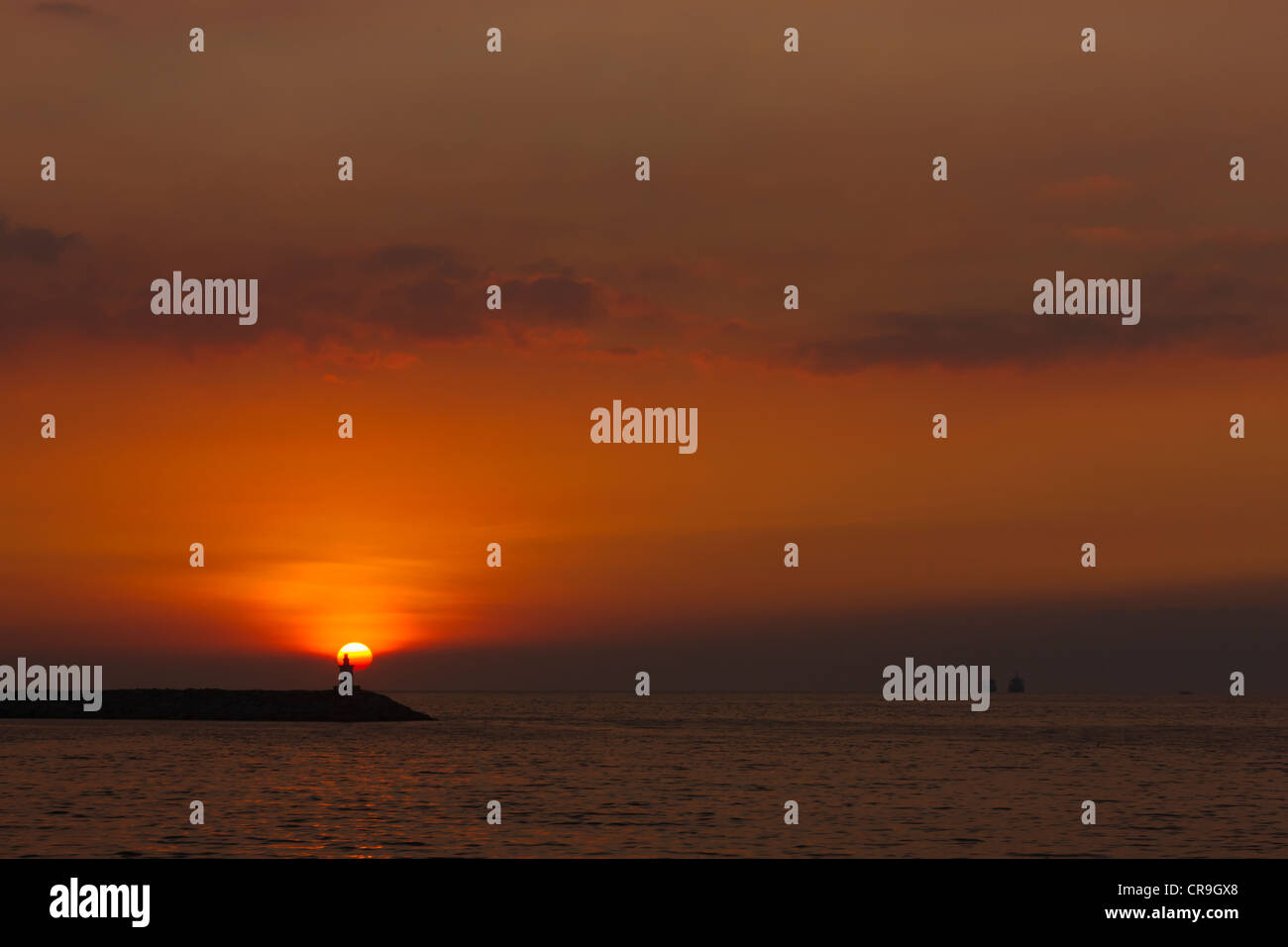 Blick auf den Sonnenuntergang der Leuchtturm in der Bucht von Manila, Manila, Philippinen Stockfoto