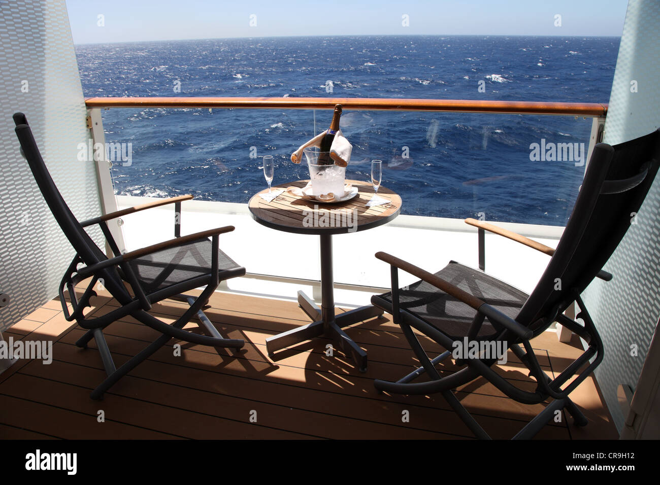 Champagner für zwei, Kabine Balkon, Celebrity Solstice Kreuzfahrt Schiff Segeln im Mittelmeer Stockfoto