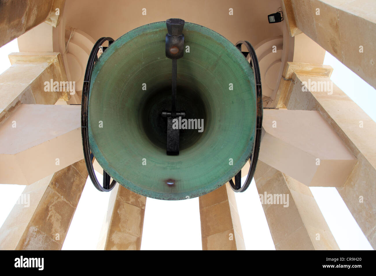 Große Glocke in der Gedenkstätte zu WW2 Belagerung von Malta, Valletta Grand Harbour Stockfoto