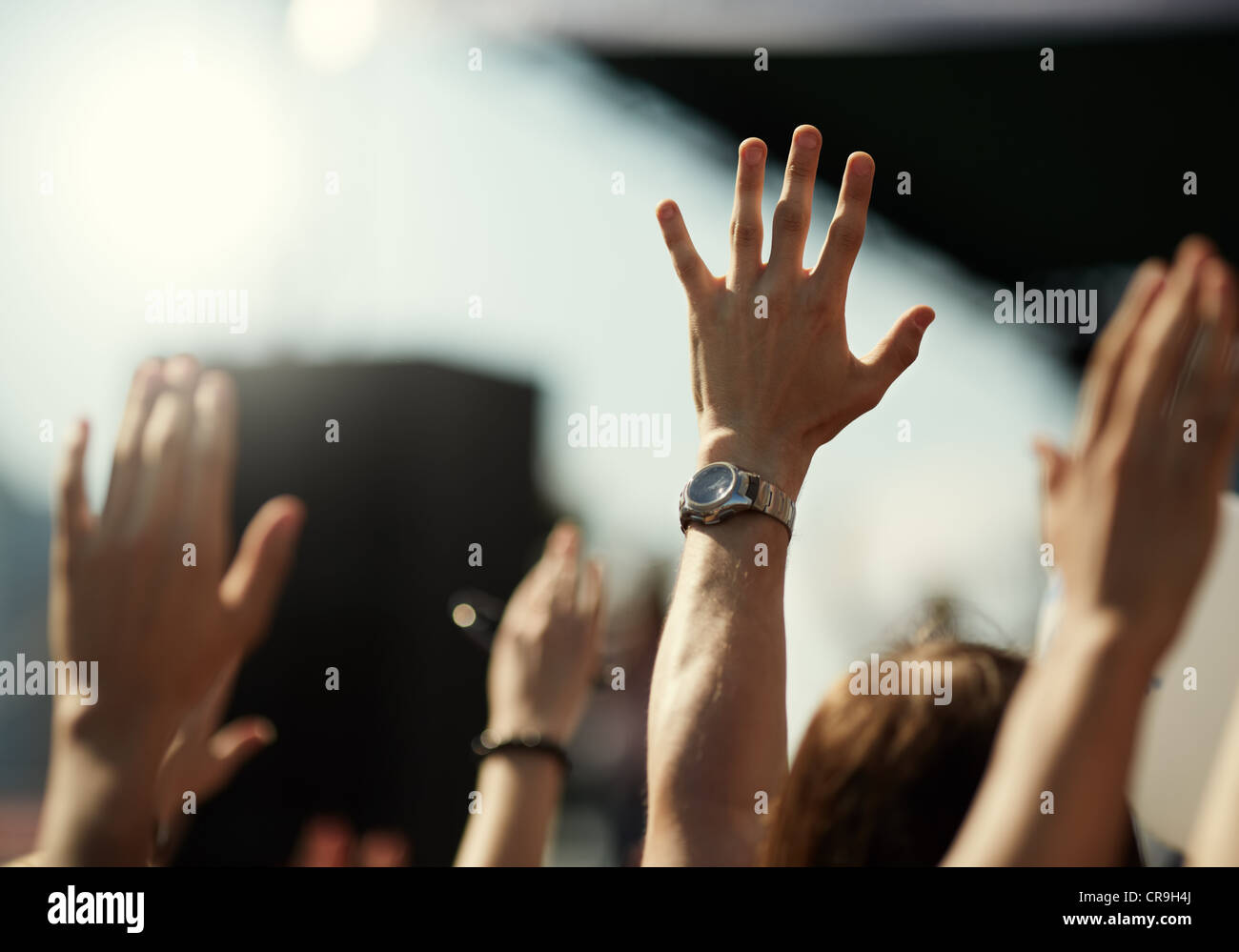 Händen der Menschenmenge in der Musikshow Stockfoto