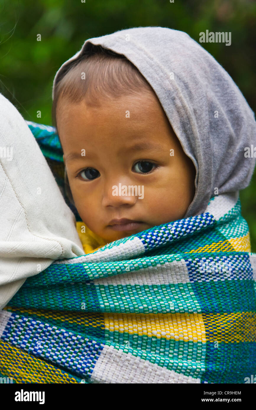 Kleines Kind im Erwachsenen zurück, Banaue, Ifugao Province, Philippinen Stockfoto