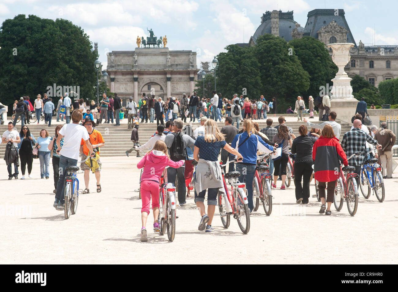 Paris, Frankreich - Gruppe von Radfahrern am Arc de Triomphe du Karussell Stockfoto