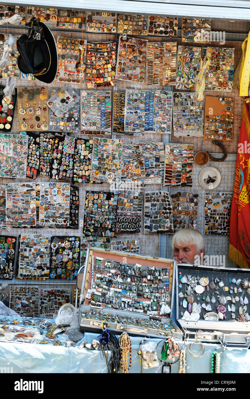 Sowjet-Ära Abzeichen zum Verkauf auf Markt Abwürgen, Sewastopol, Krim, Ukraine Stockfoto