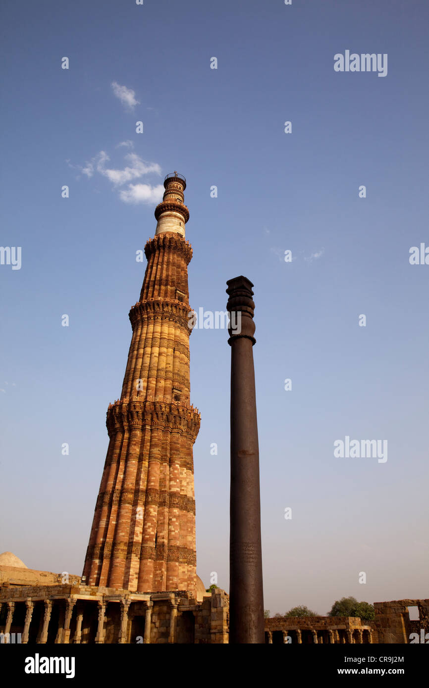 Qutub Minar, Indiens höchste gemauerte Minarett und der eisernen Säule vor blauem Himmel, Delhi, Indien. Stockfoto