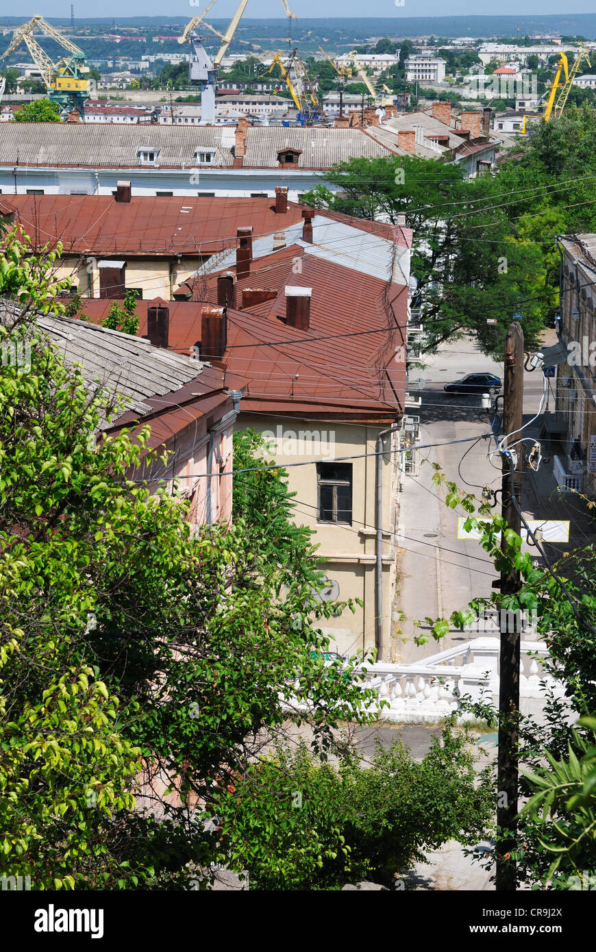 Blick auf die Stadt Sewastopol mit Dock Kran Türme im Hintergrund, Krim, Ukraine Stockfoto