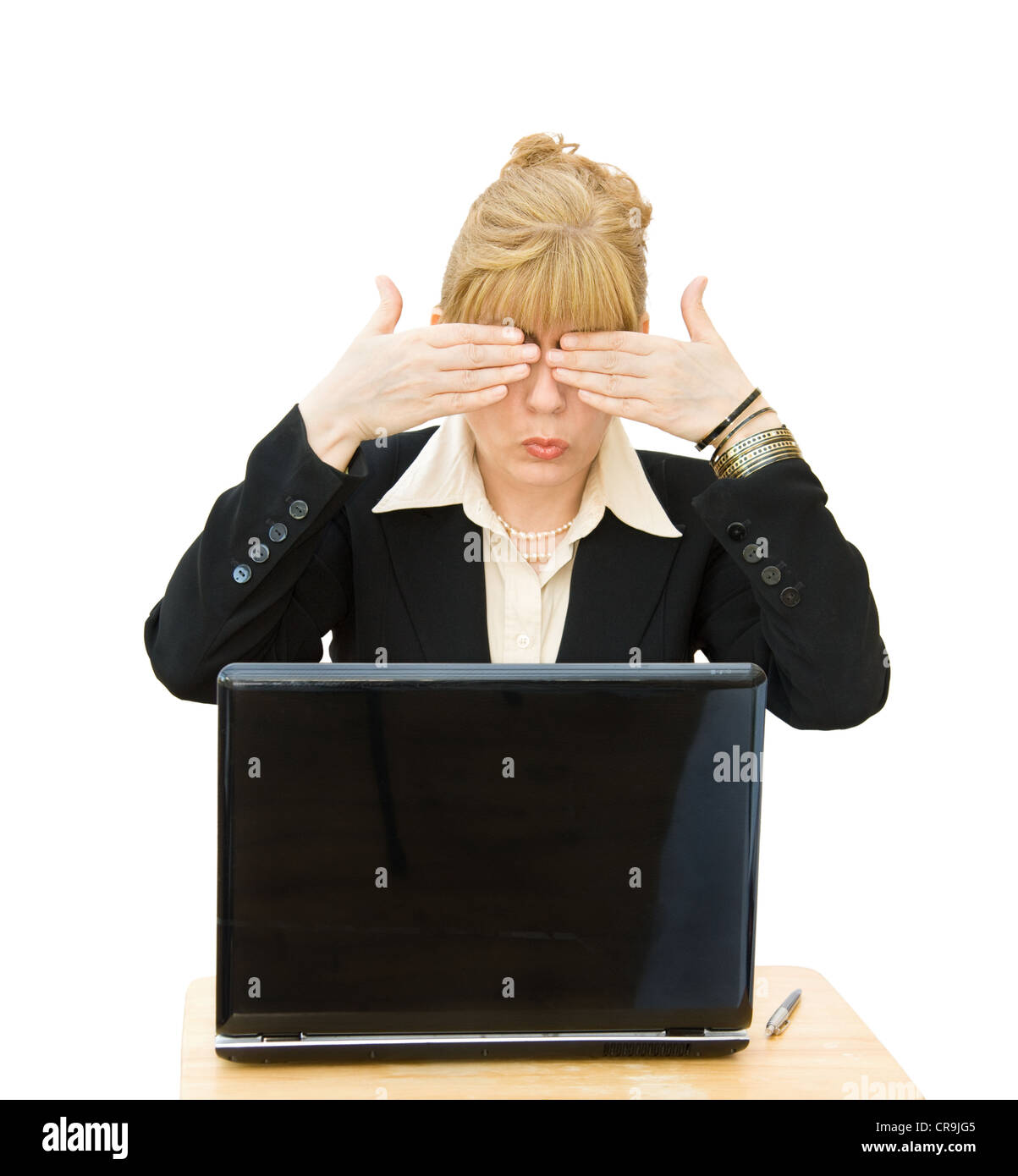 See No Evil - Geschäftsfrau mit Blick auf einen Laptop und ihre Augen bedecken. Isoliert auf weißem Hintergrund. Stockfoto