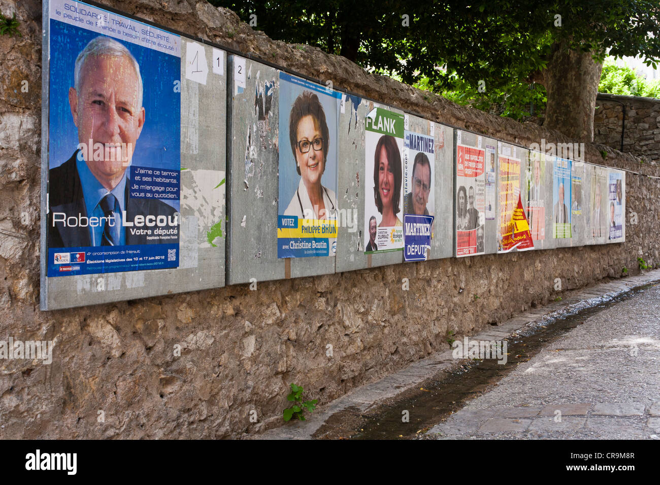 Eine Wand von Plakaten der Kandidaten für den französischen Parlamentswahlen 2012 in das Dorf von Saint-Guilhem-le-Désert, Frankreich Stockfoto