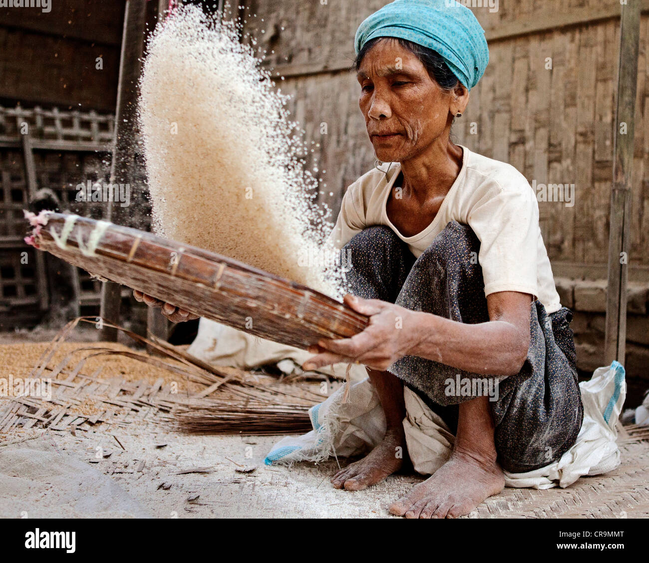 Myanmar-Frau Reinigung Reis Stockfoto