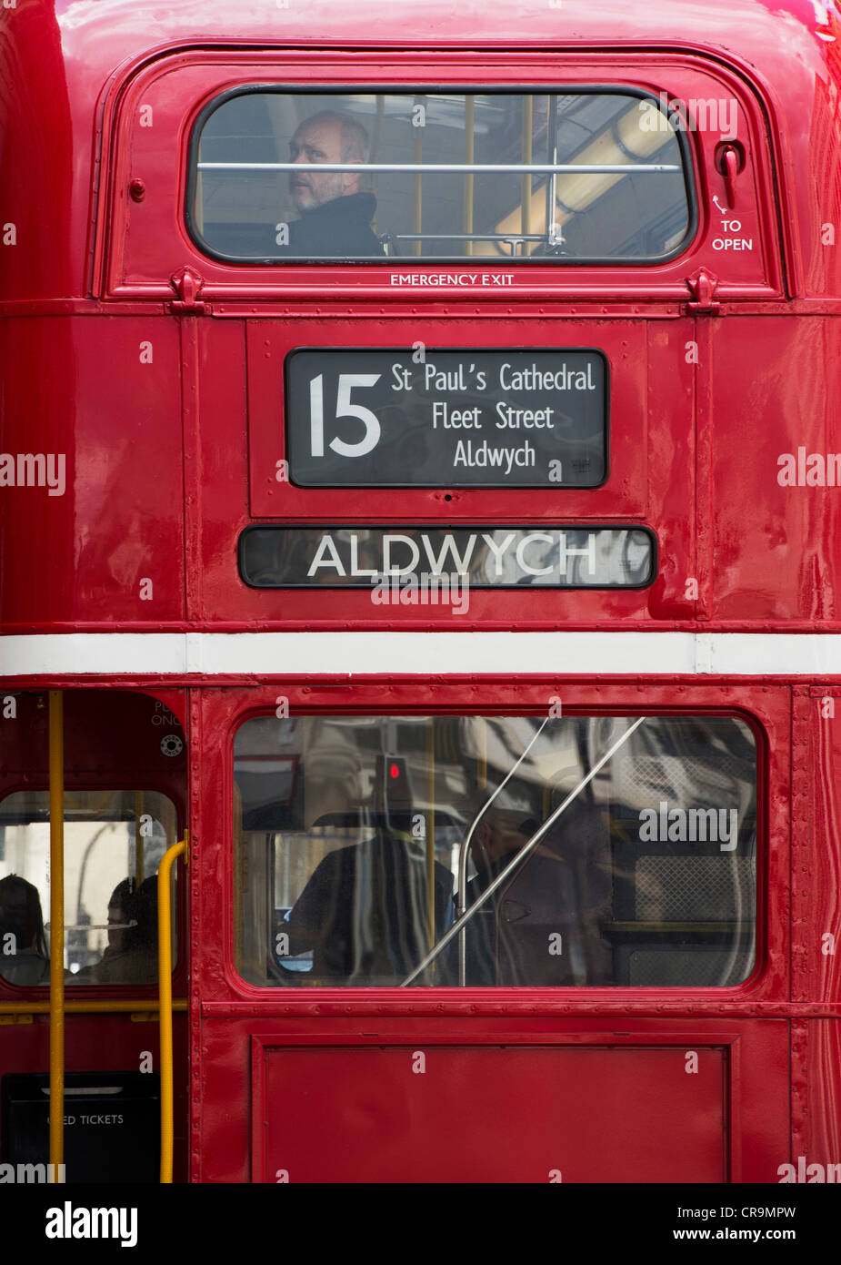 Rückseite des London Doppeldeckerbus Stockfoto