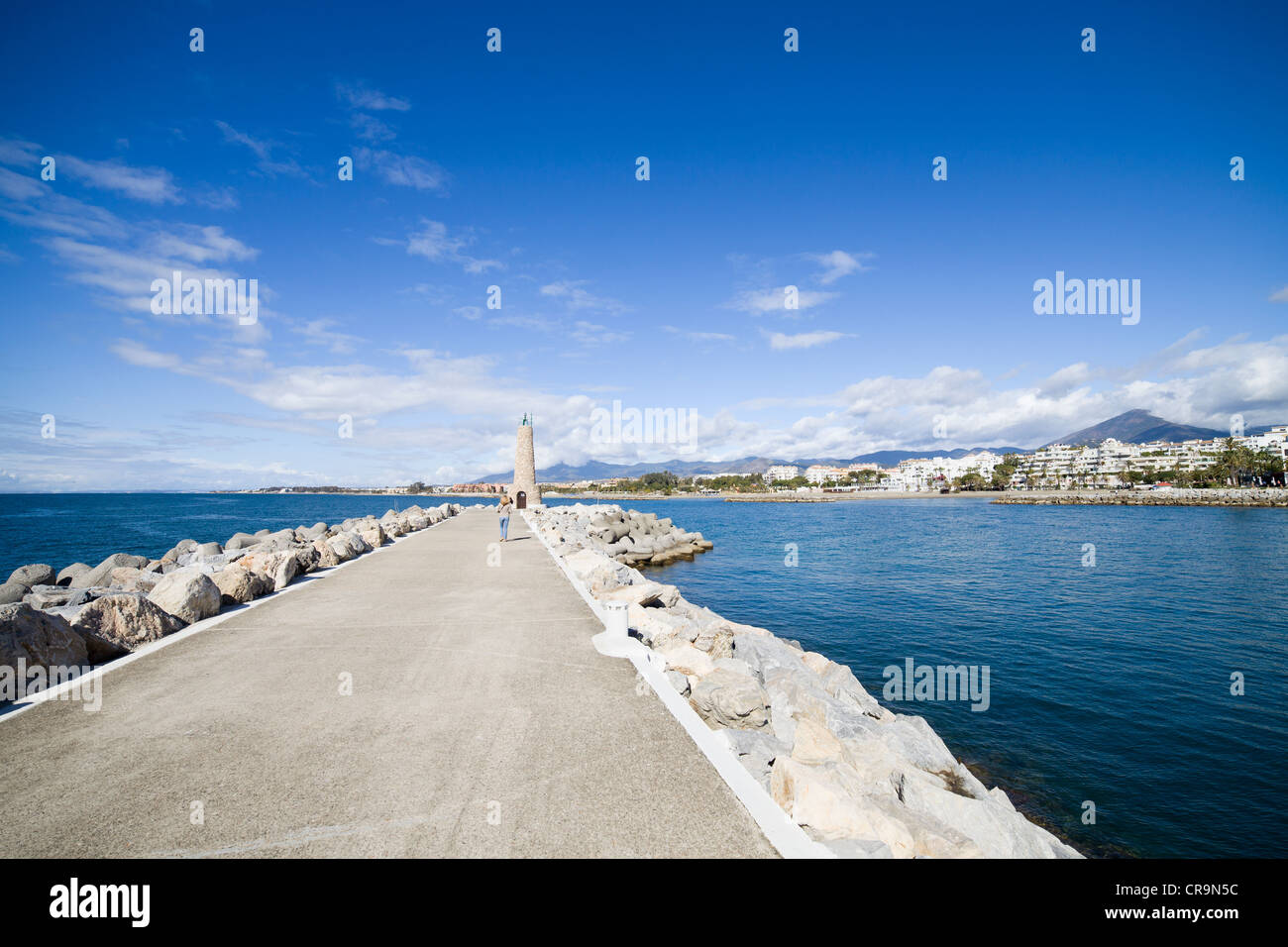 Langen Pier am Mittelmeer in Puerto Banus, Costa Del Sol, Andalusien, Spanien. Stockfoto